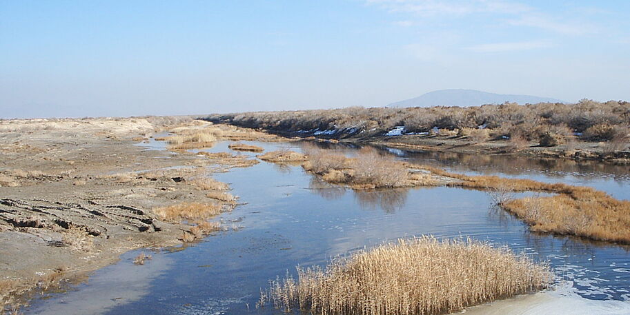 Ansicht eines Flusslaufs mit Niedrigwasser im Iran