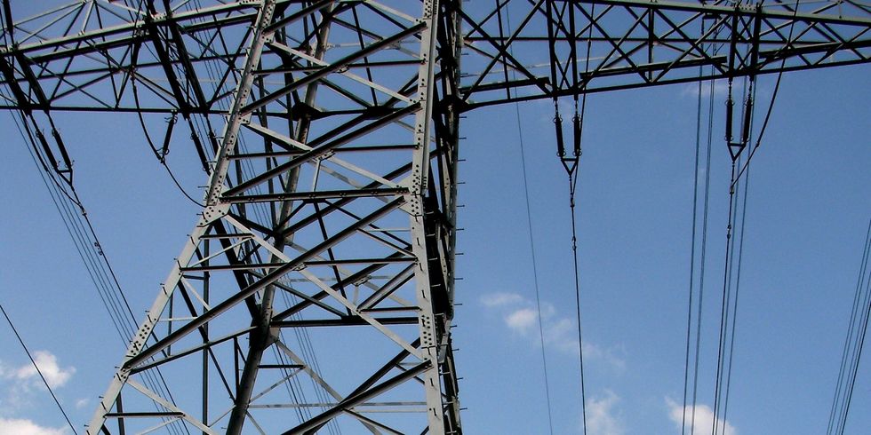 Ansicht Strommast und Leitung