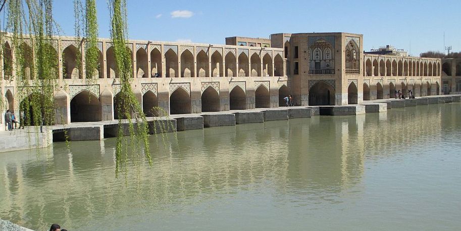 Die Brücke Si-o-Se Pol in Isfahan, welche über Zayandeh Rud führt