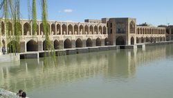 Die Brücke Si-o-Se Pol in Isfahan, welche über Zayandeh Rud führt