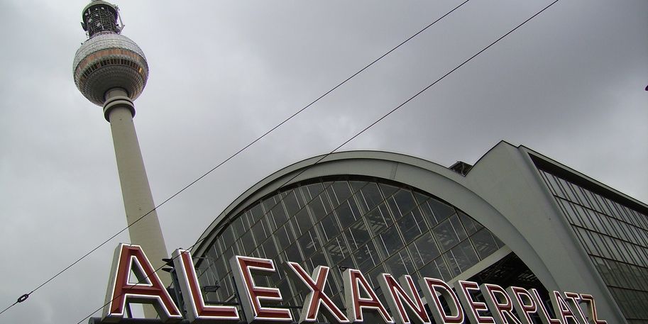 Detailansicht Fernsehturm und Bahnhof Berlin Alexanderplatz