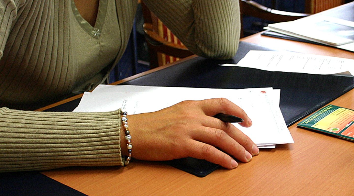 Frau am Schreibtisch