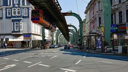 Straße und Schwebebahn in Wuppertal