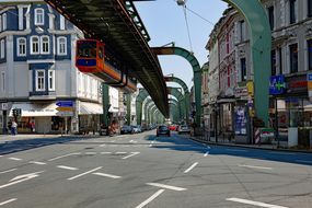 Straße und Schwebebahn in Wuppertal