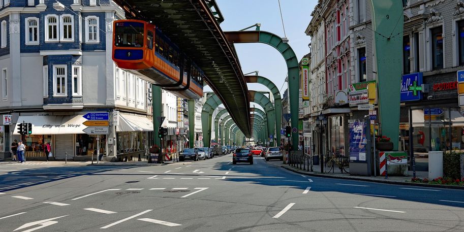 Straße und Schwebebahn in Wuppertal