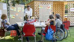 Arbeitsgruppe im Freien