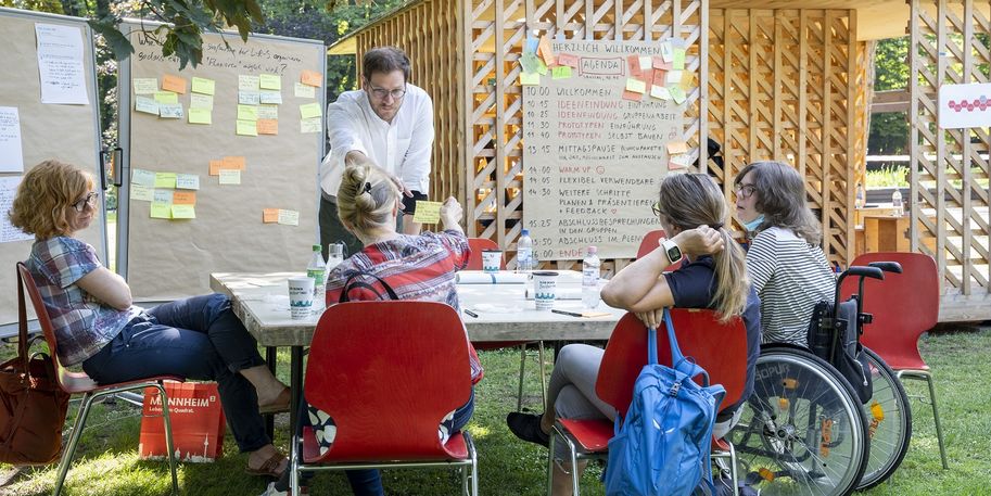 Arbeitsgruppe im Freien