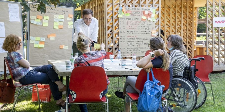 Arbeitsgruppe im Freien