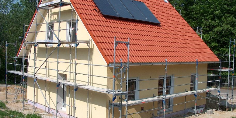 Ansicht eines Eigenheims mit Baugerüst