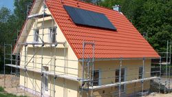 Ansicht eines Eigenheims mit Baugerüst
