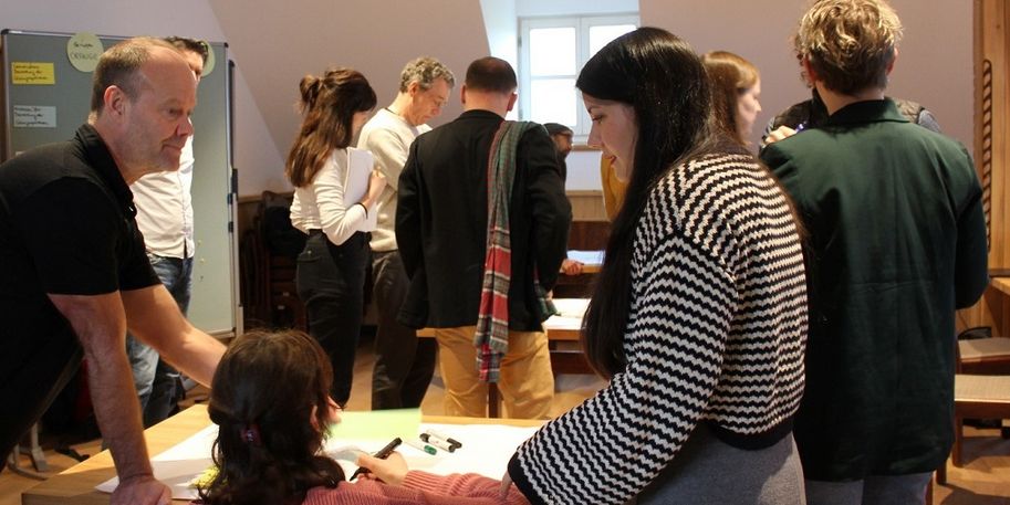 Mehrere Personen auf einem Projekt-Workshop