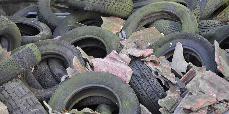 Ein Haufen alter Autoreifen
