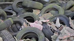 Ein Haufen alter Autoreifen