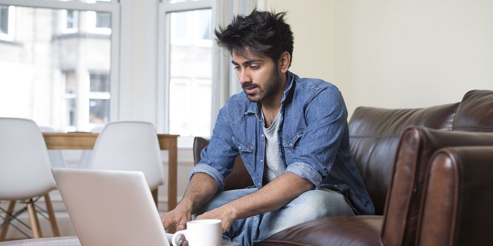 Junger Mann vor dem Laptop