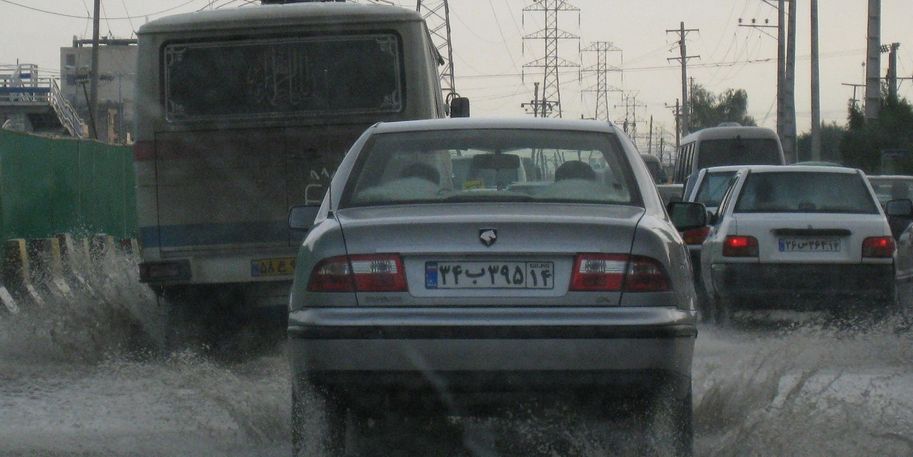 Autos auf überfluteten Straßen