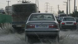 Autos auf überfluteten Straßen