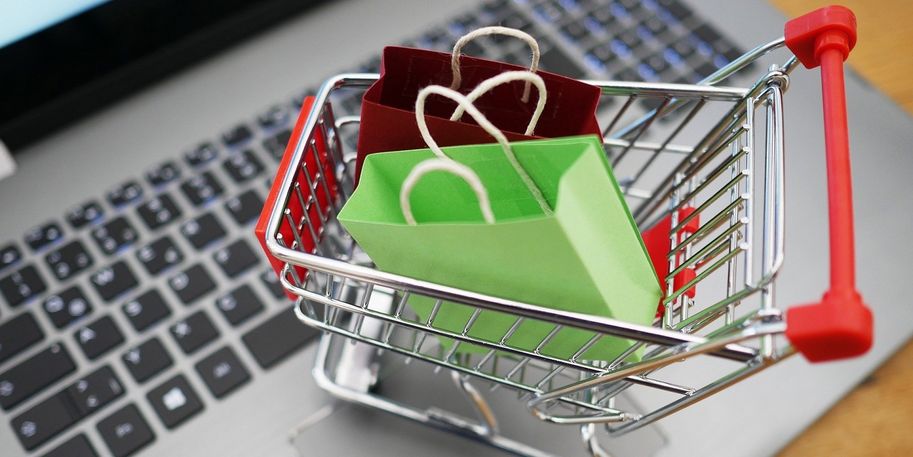 Photomontage eines Einkaufwagens suf Laptoptastatur