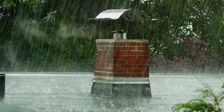 Starkregen prasselt auf ein Dach