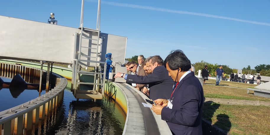 Gruppe besichtigt Kläranlage