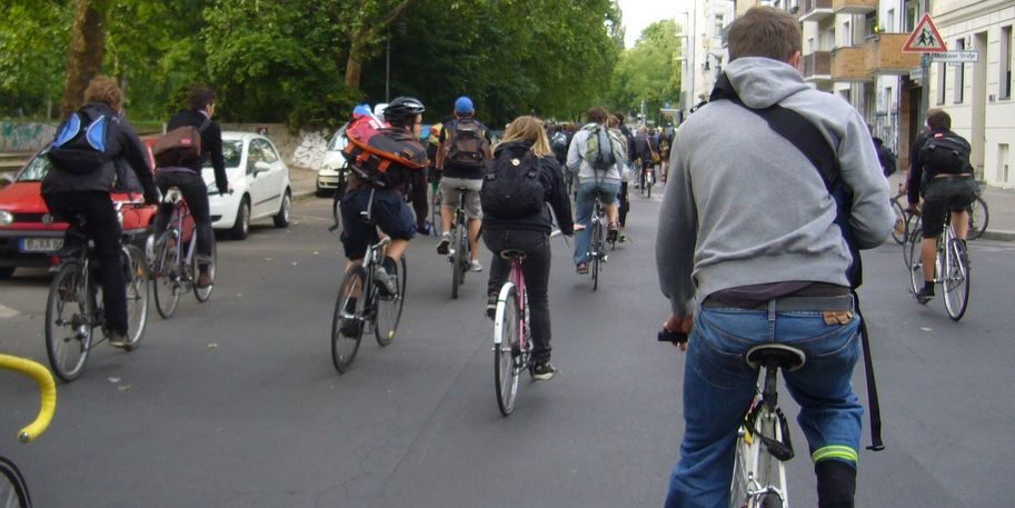 Fahrradfahrer von hinten