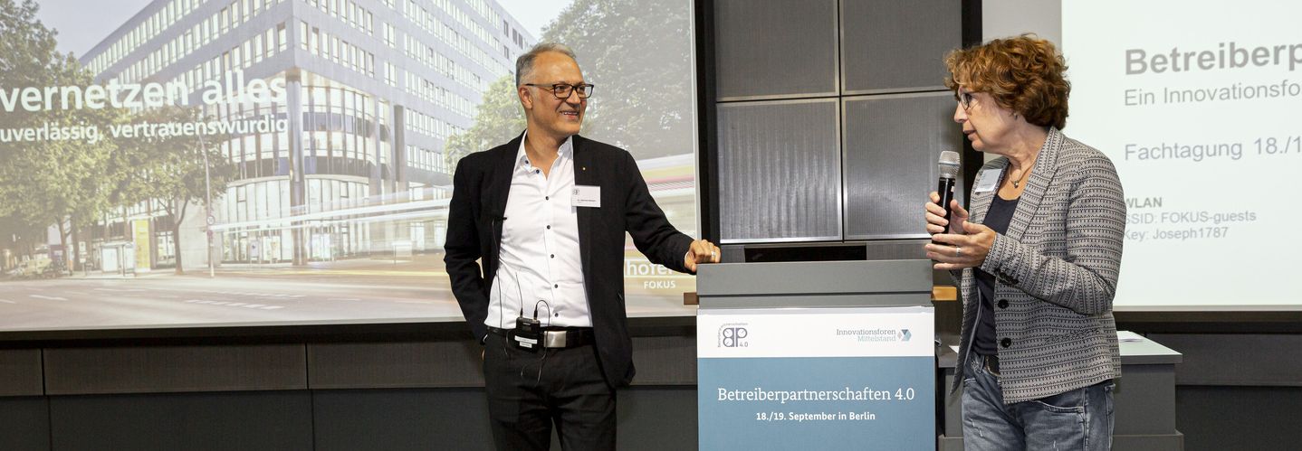 Mann und Frau als Redner