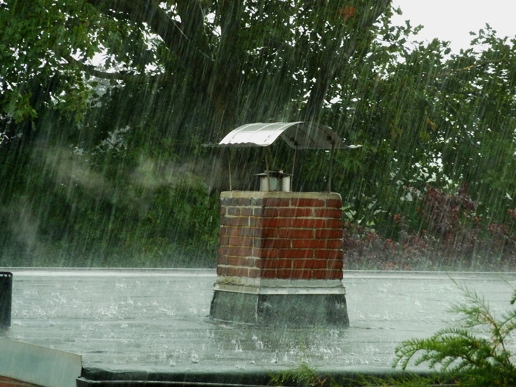 Starkregen prasselt auf ein Dach